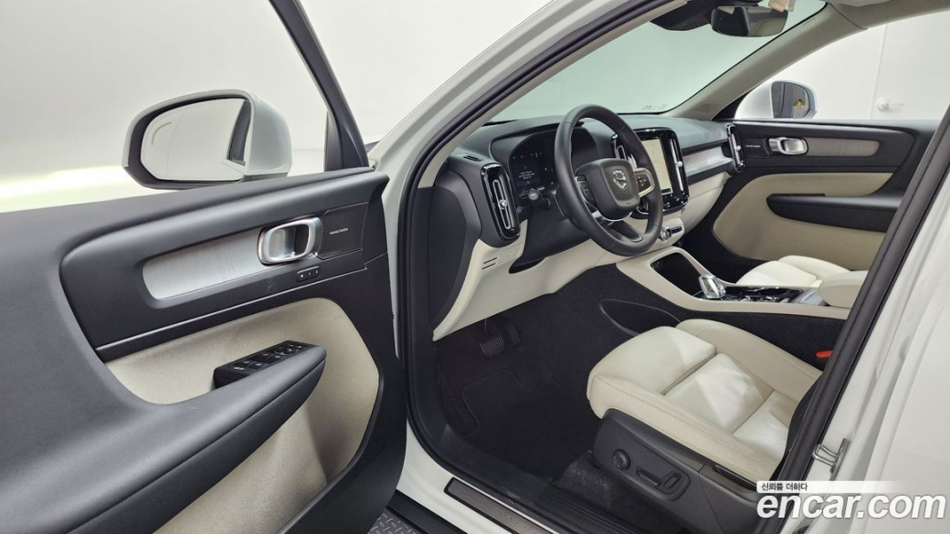 Volvo XC40 B4 Ultra Bright, 2025