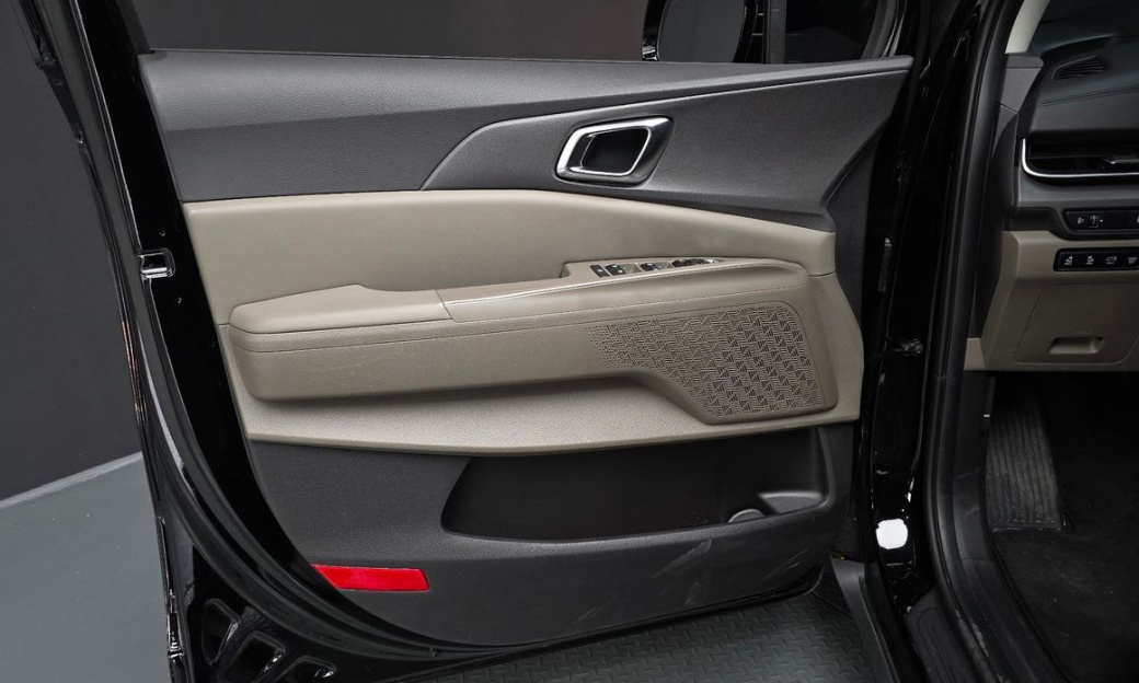 Kia Carnival 7-Seater Outdoor, 2025