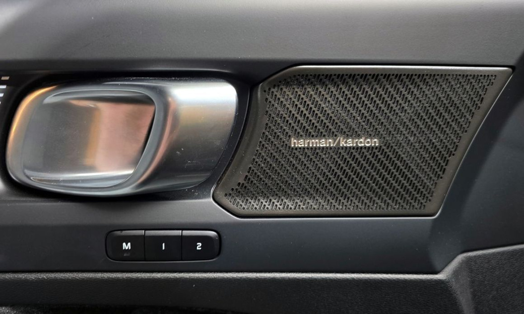 Volvo XC40 B4 Black Edition, 2025