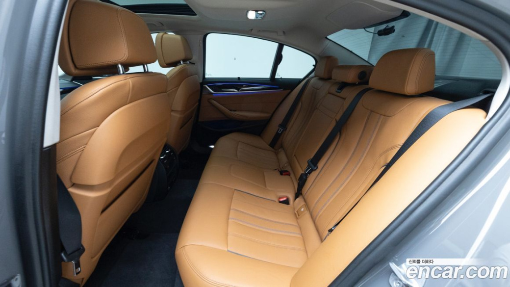 BMW 5-Series 520i Luxury, 2022