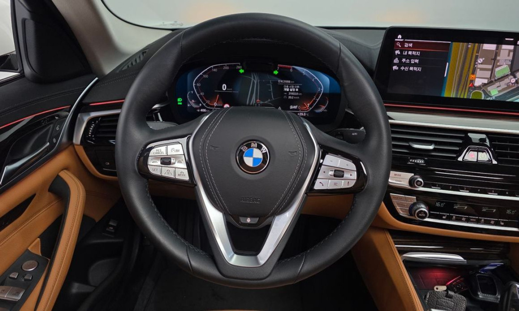BMW 5-Series 520i Luxury, 2023