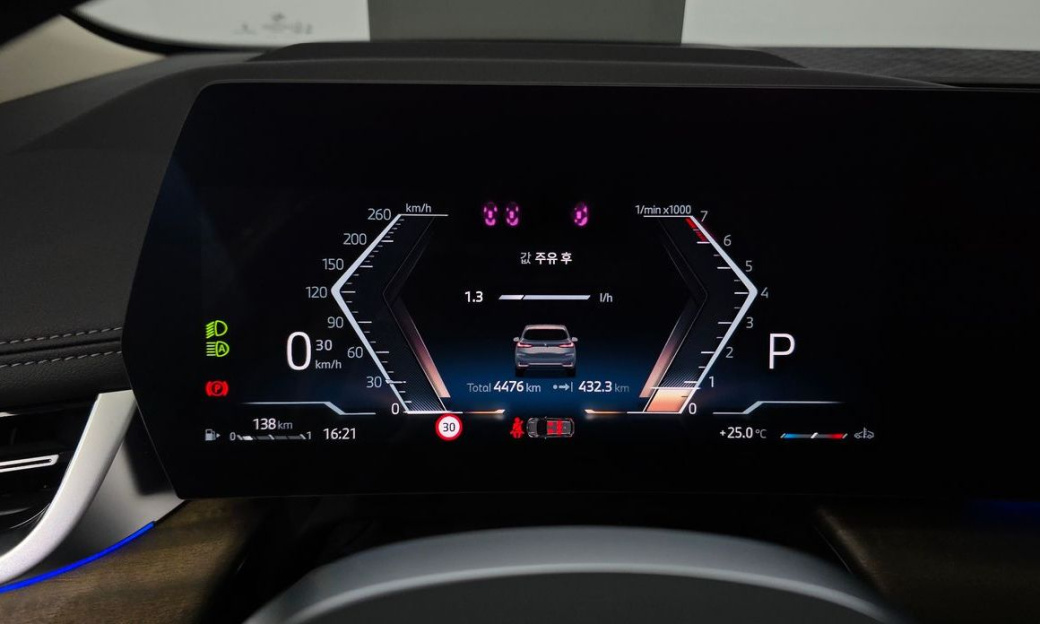 BMW 2-Series 220i Luxury, 2025