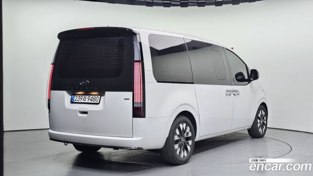 Hyundai Staria 4WD Lounge 9-Seater, 2023