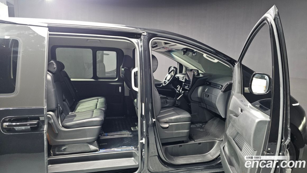 Hyundai Staria Tourer 11-Seater, 2023