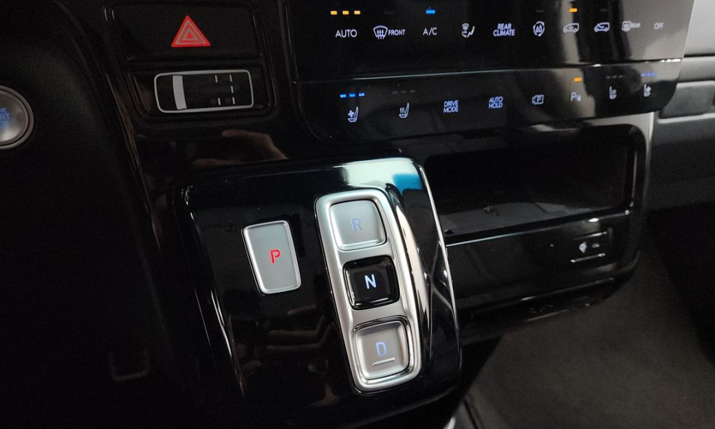 Hyundai Staria 4WD Lounge 7-Seater, 2025