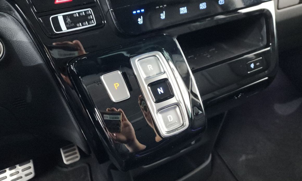 Hyundai Staria Lounge 9-Seater, 2025