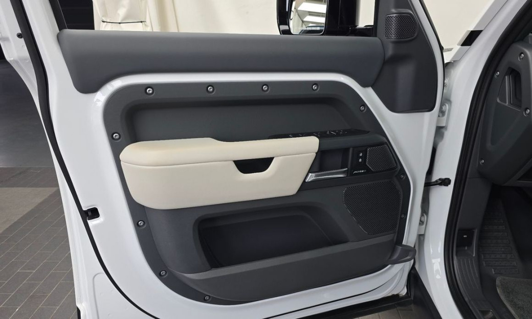 Land Rover Defender 110 P300 X-Dynamic SE, 2024