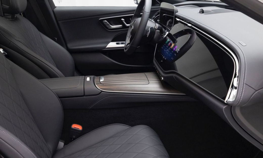 Mercedes-Benz E-Class E300 4MATIC Exclusive, 2025