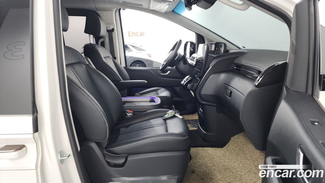 Hyundai Staria Lounge 9-Seater, 2025