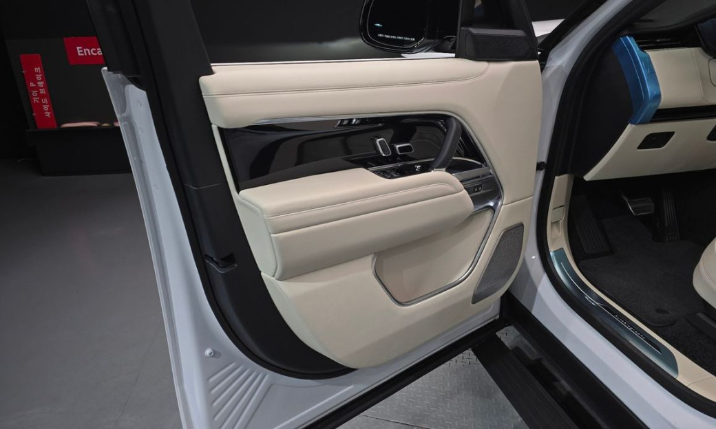 Land Rover Range Rover D350 Autobiography Long Wheel Base, 2025