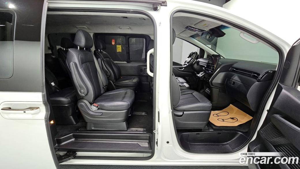 Hyundai Staria Lounge 9-Seater, 2024