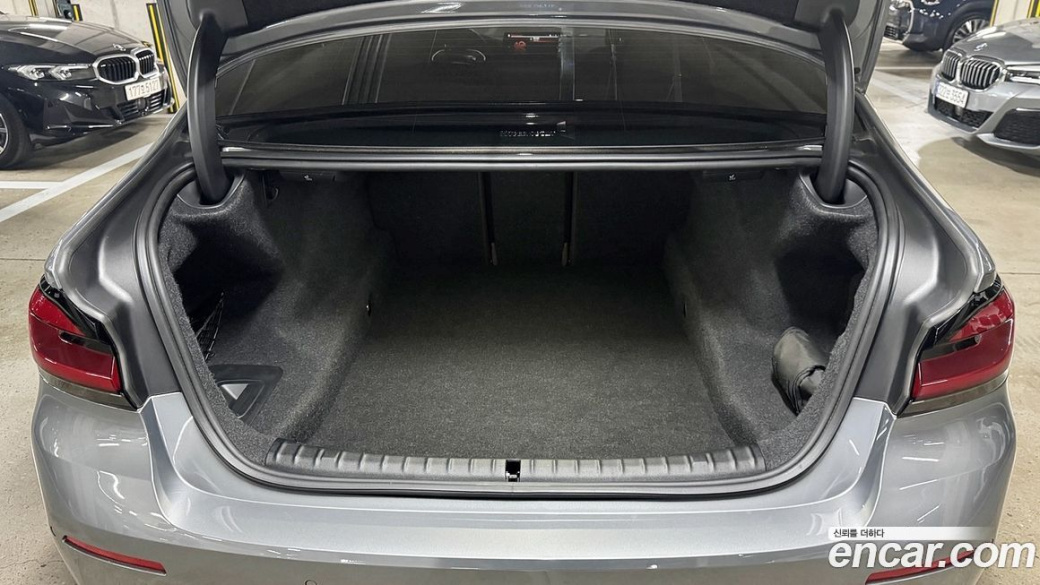 BMW 5-Series 523d Luxury, 2023