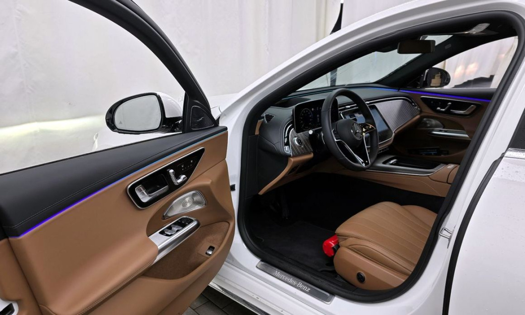 Mercedes-Benz E-Class E300 4MATIC Exclusive, 2026