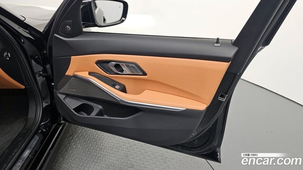 BMW 3-Series 320i Touring, 2024