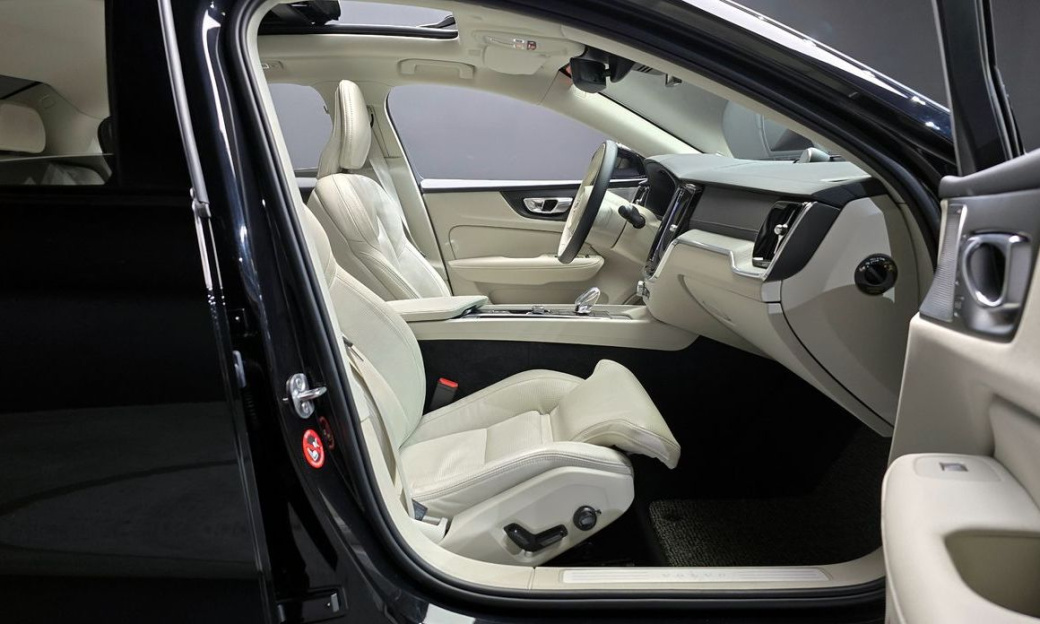 Volvo S60 B5 Ultimate Dark, 2024