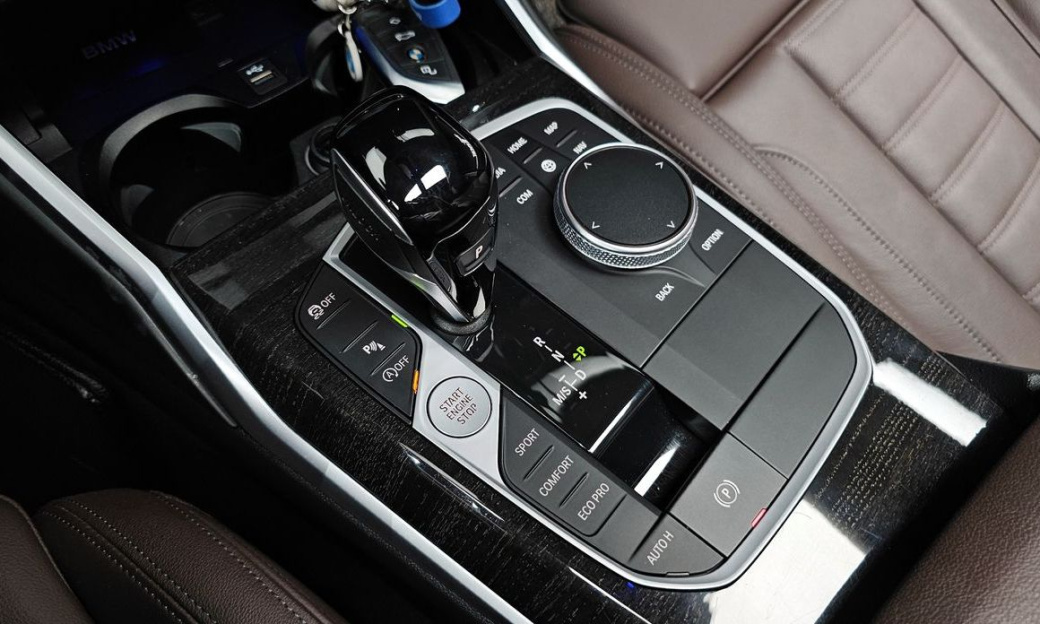 BMW 3-Series 320i Luxury, 2022