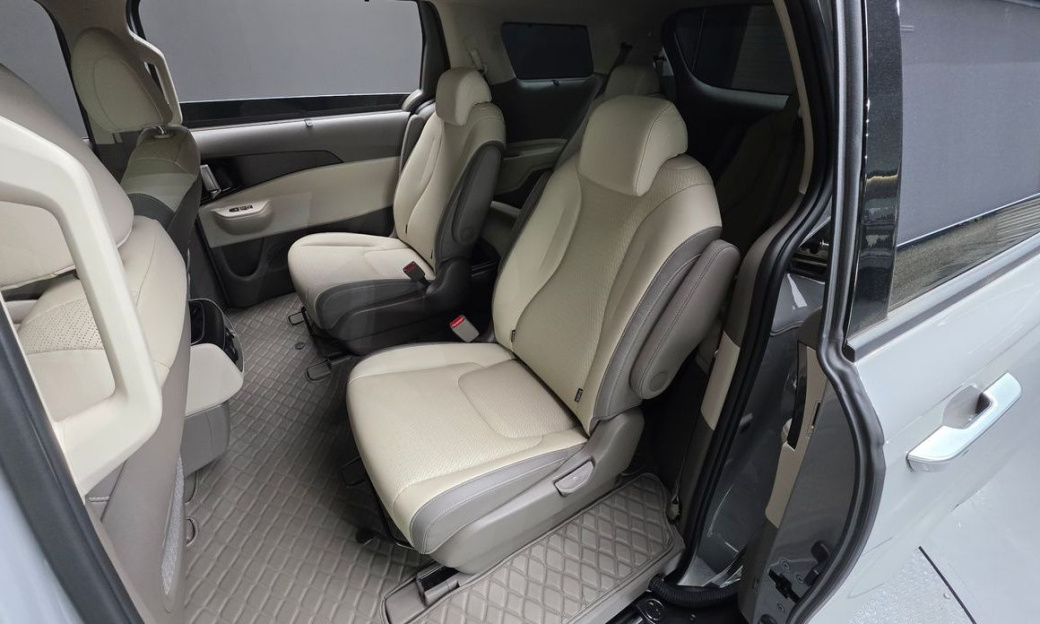 Kia Carnival 9-Seater Gravity, 2025