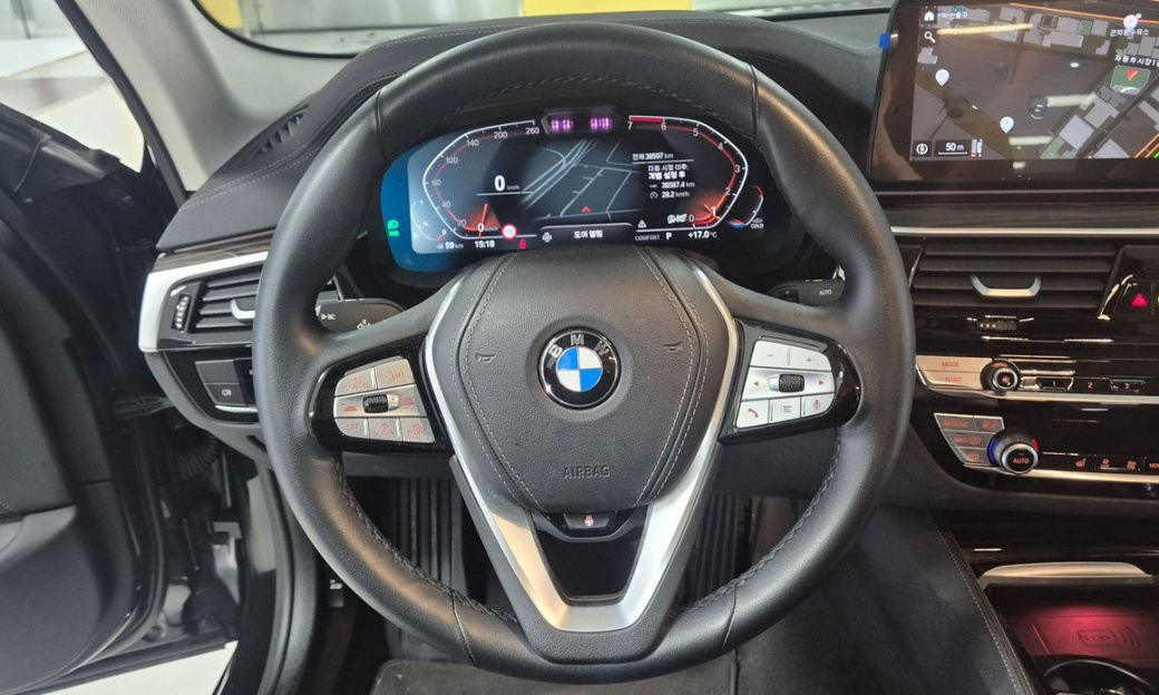 BMW 5-Series 520i Luxury, 2023