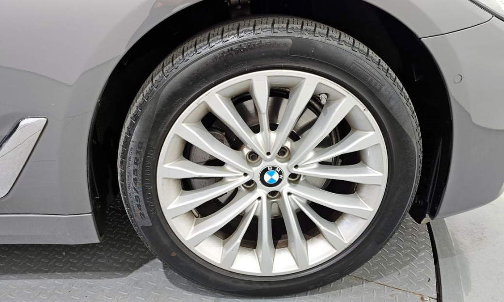 BMW 5-Series 523d xDrive Luxury, 2022