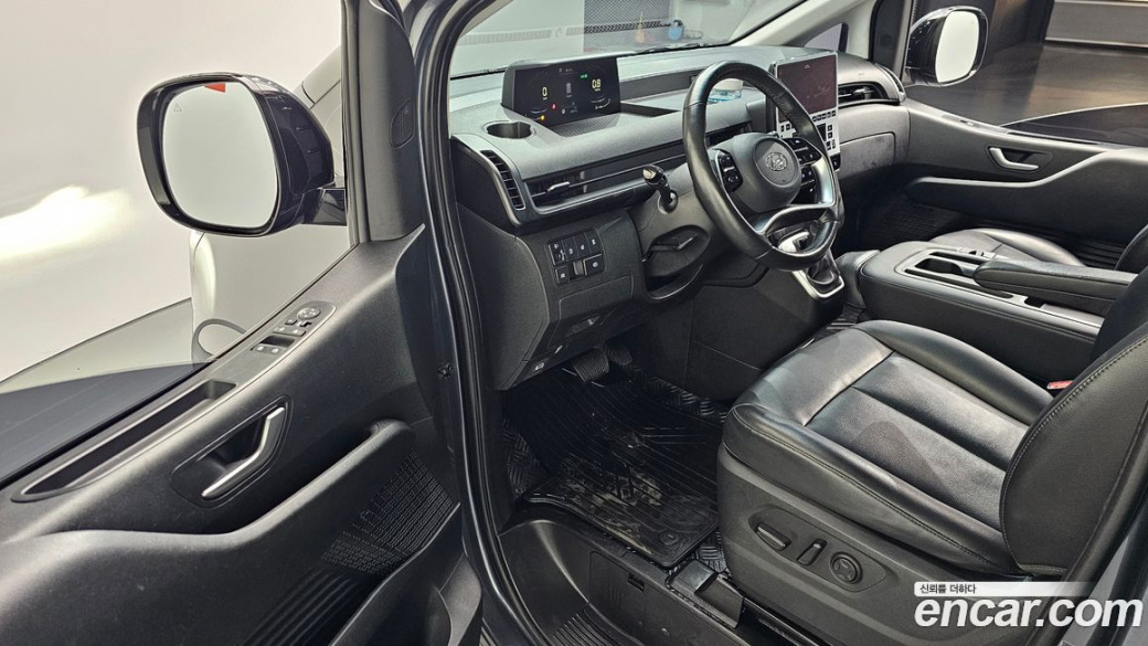 Hyundai Staria 4WD Tourer 11-Seater, 2023