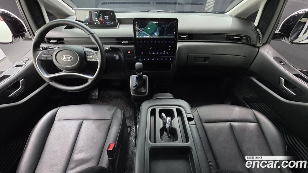 Hyundai Staria 4WD Tourer 11-Seater, 2025