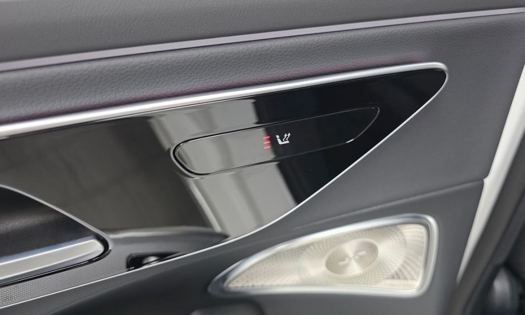 Mercedes-Benz E-Class E300 4MATIC AMG Line, 2025