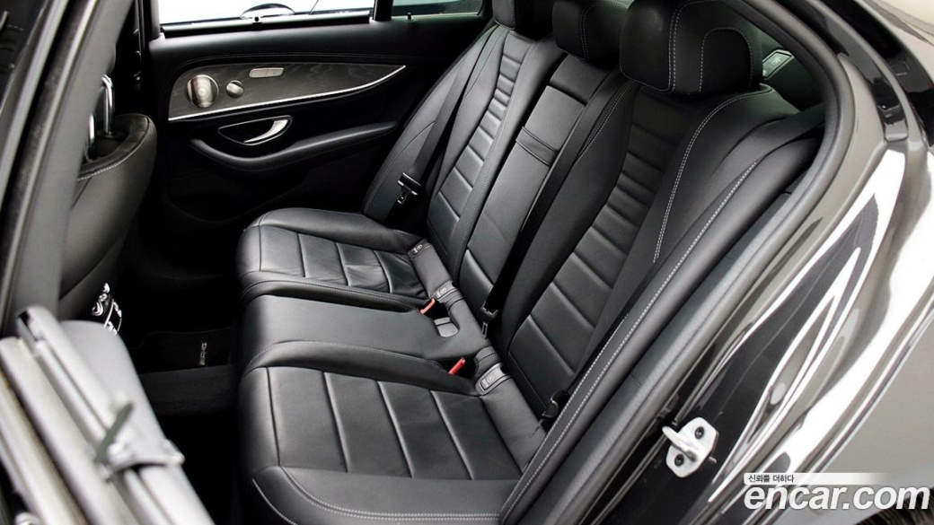 Mercedes-Benz E-Class E350 4MATIC AMG Line, 2023