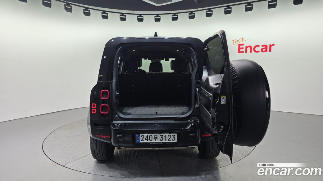 Land Rover Defender 110 P300 X-Dynamic SE, 2024