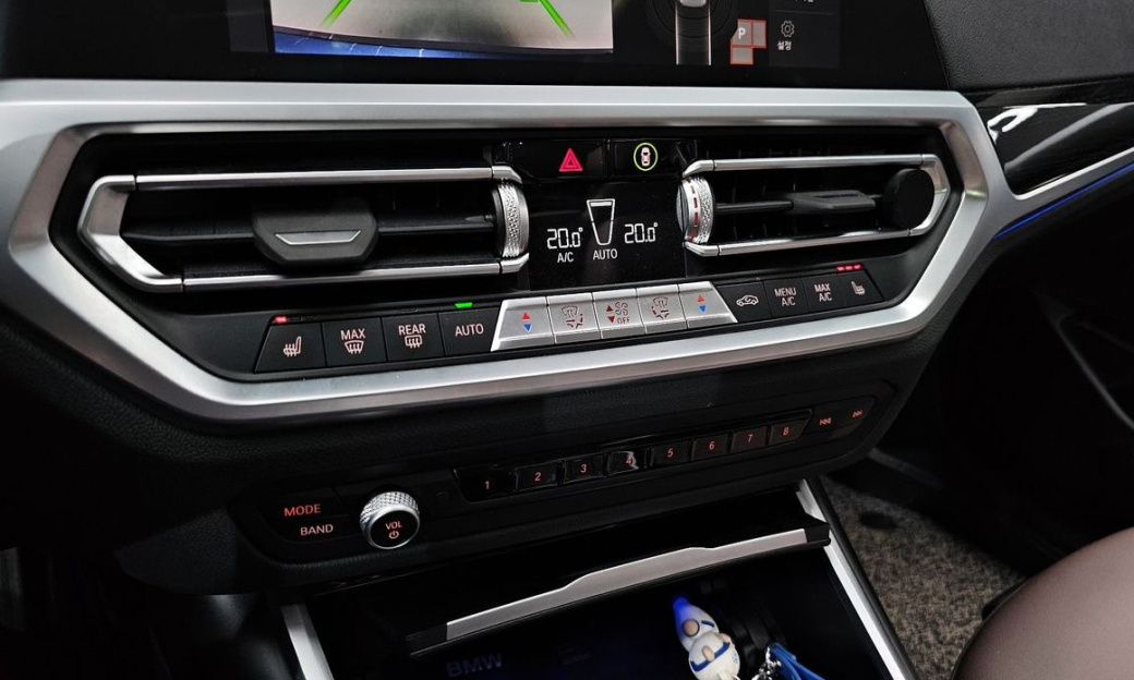 BMW 3-Series 320i Luxury, 2022