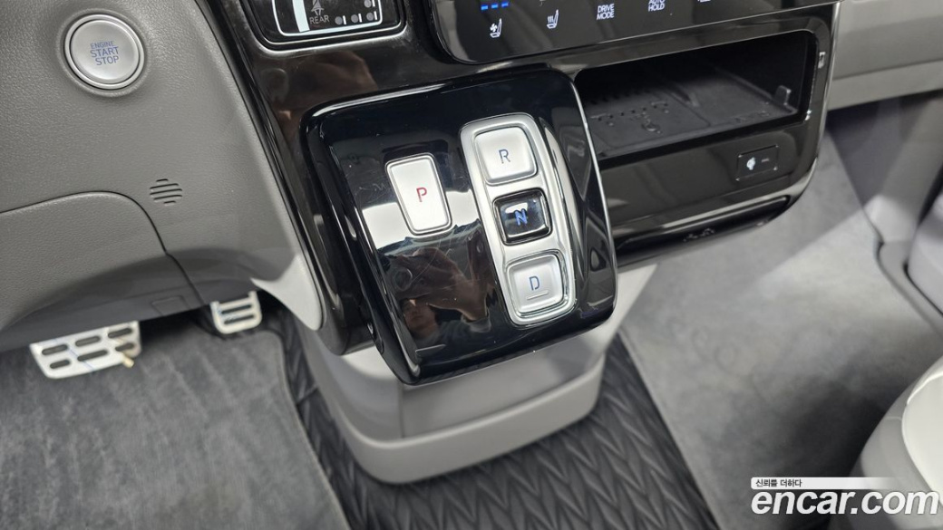 Hyundai Staria 4WD Lounge 9-Seater, 2023