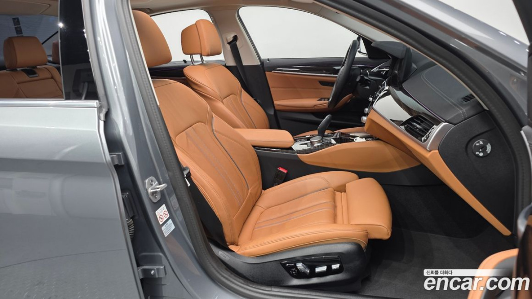 BMW 5-Series 520i Luxury, 2023