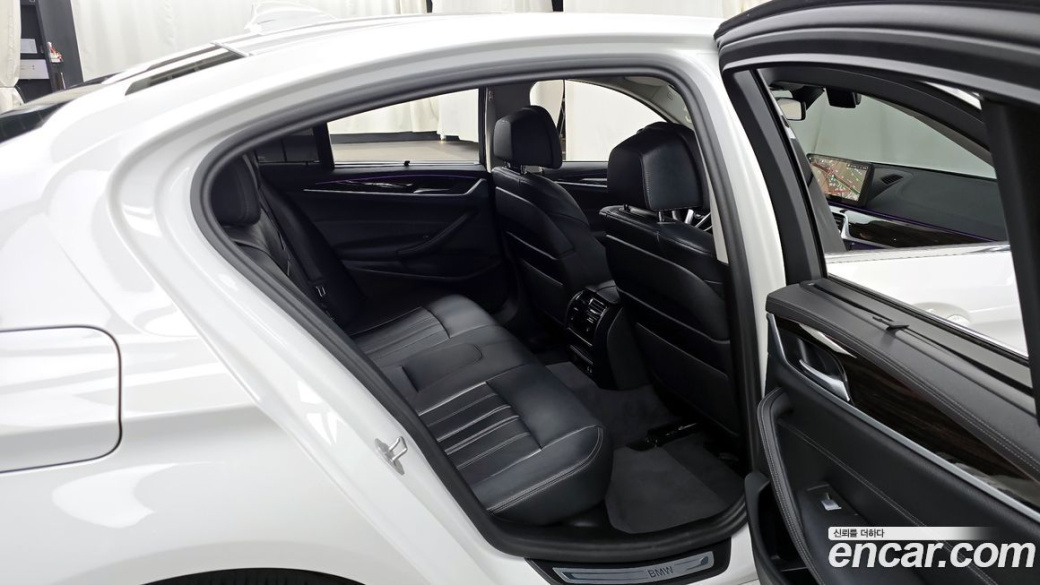 BMW 5-Series 520i Luxury, 2023