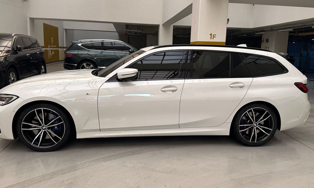 BMW 3-Series 320i Touring M Sports, 2022