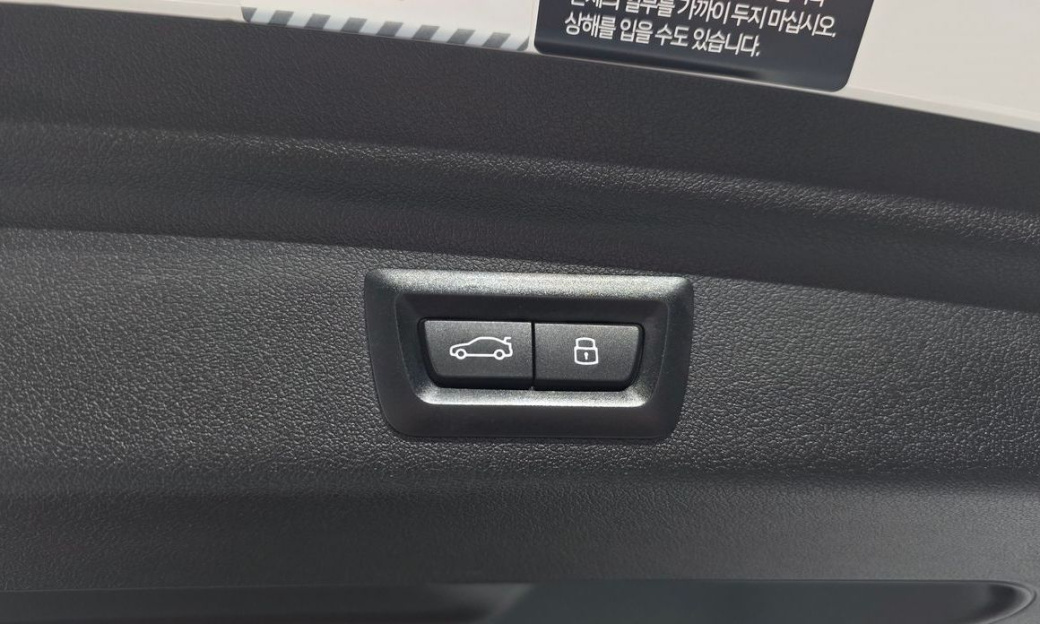 BMW 2-Series 220i Luxury, 2025