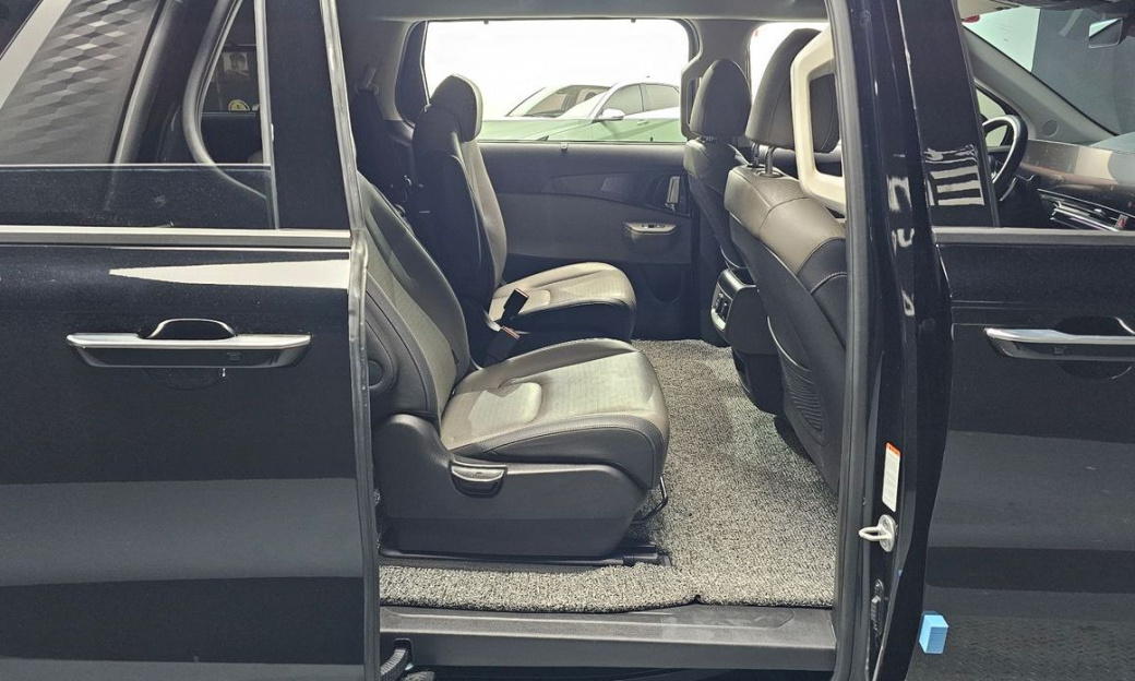 Kia Carnival 9-Seater Gravity, 2024
