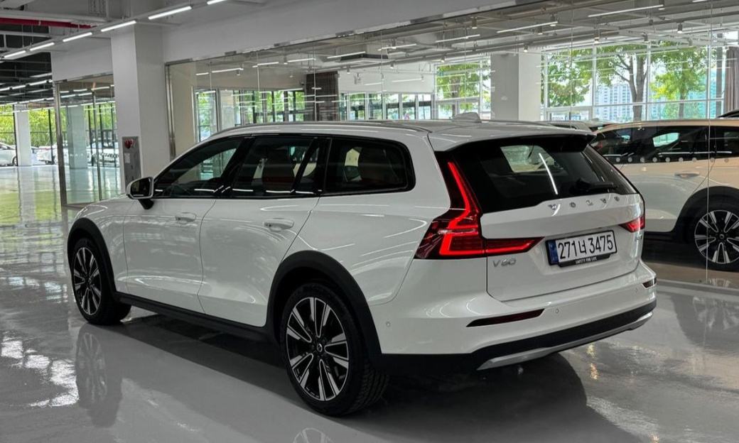 Volvo V60 B5 Ultra AWD, 2025