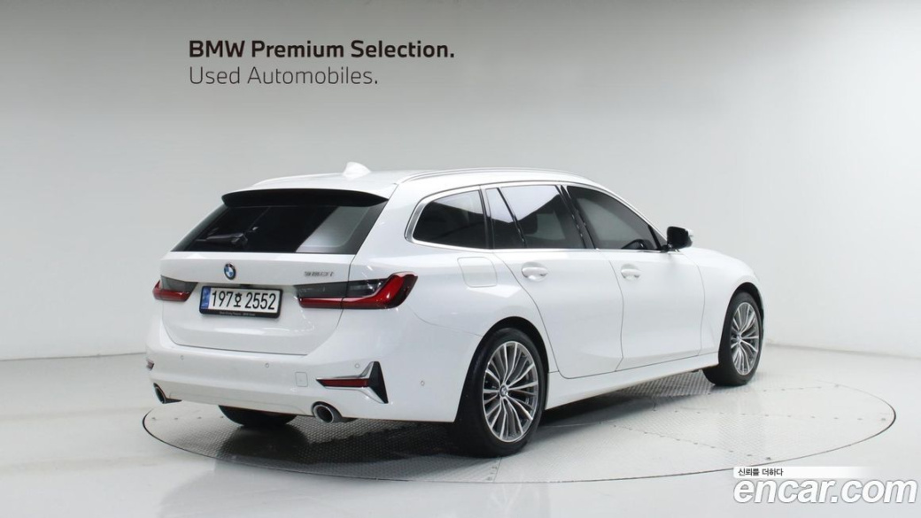 BMW 3-Series 320i Touring Luxury, 2022