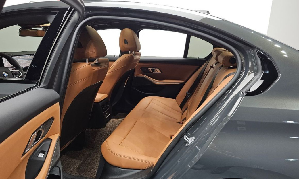 BMW 3-Series 320i M Sport, 2025