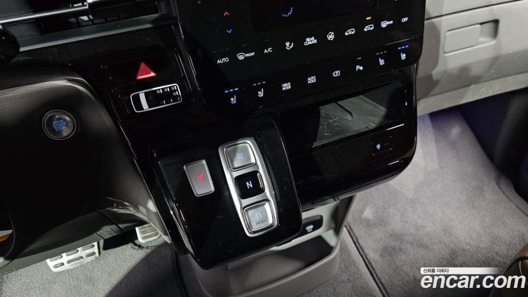 Hyundai Staria 4WD Lounge 9-Seater, 2025