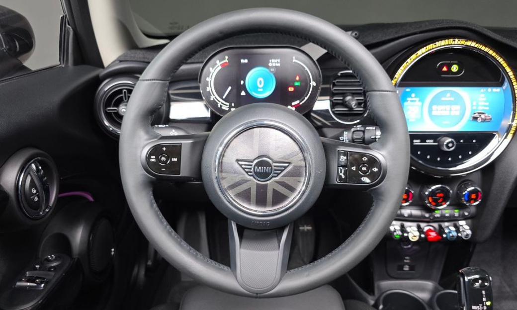 Mini Cooper Classic Plus Launch Pack, 2024
