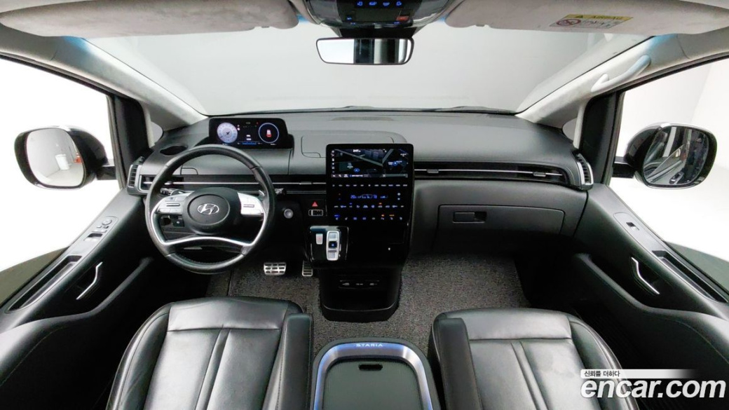 Hyundai Staria Lounge 9-Seater, 2022