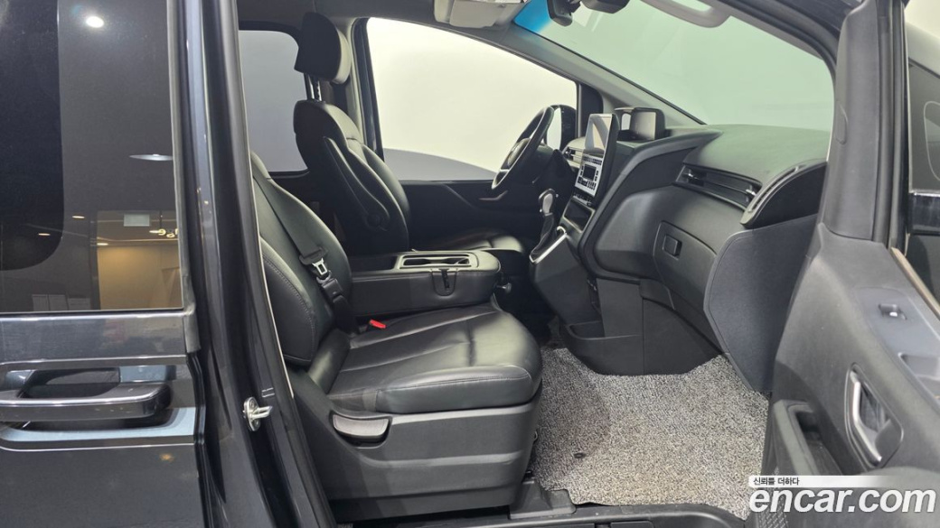 Hyundai Staria 4WD Tourer 9-Seater, 2023