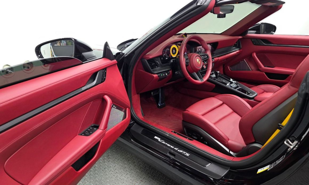 Porsche 911 Carrera 4 GTS Cabriolet, 2025
