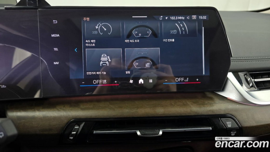 BMW 2-Series 220i Luxury, 2024
