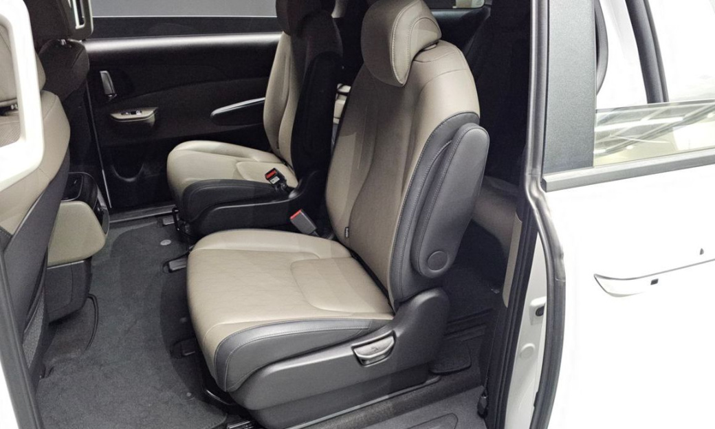 Kia Carnival 9-Seater Prestige, 2025