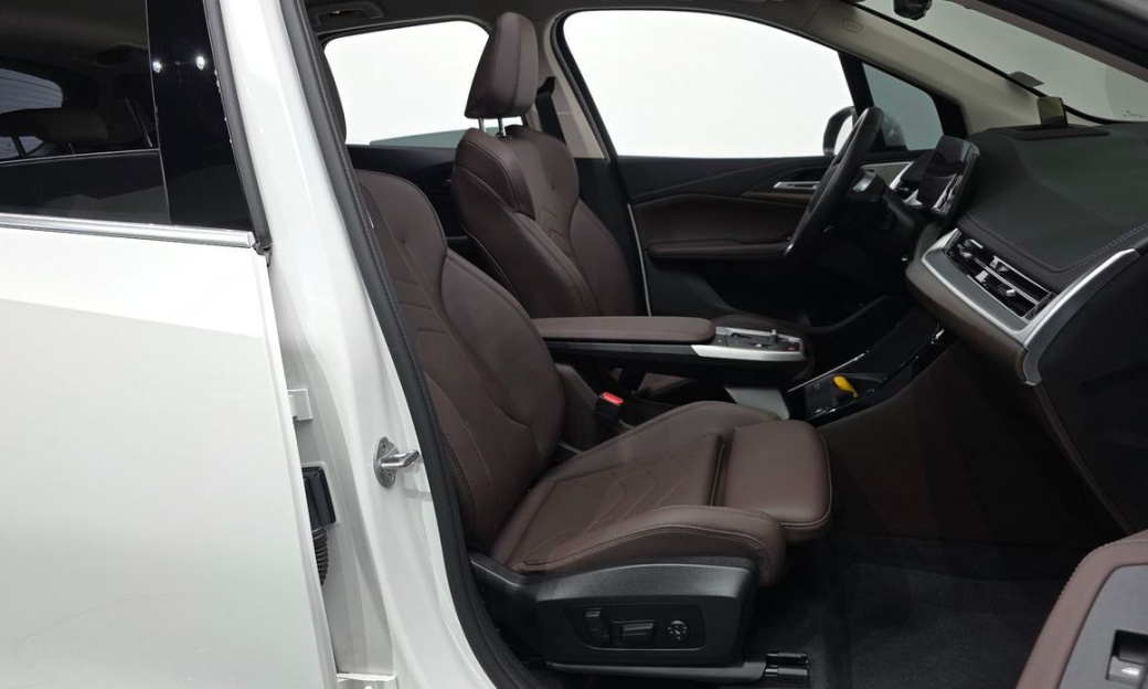BMW 2-Series 220i Luxury, 2025