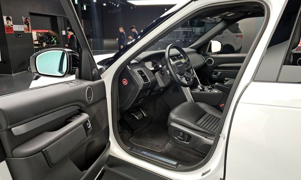Land Rover Discovery P360 R-Dynamic SE, 2023