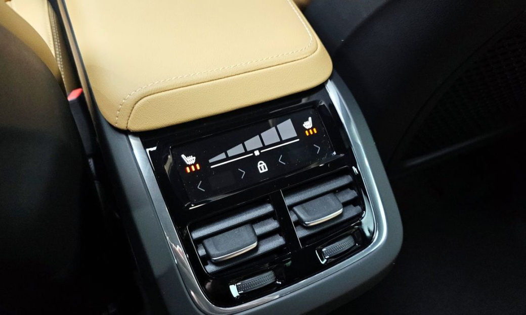 Volvo XC60 B5 Ultimate Bright, 2024
