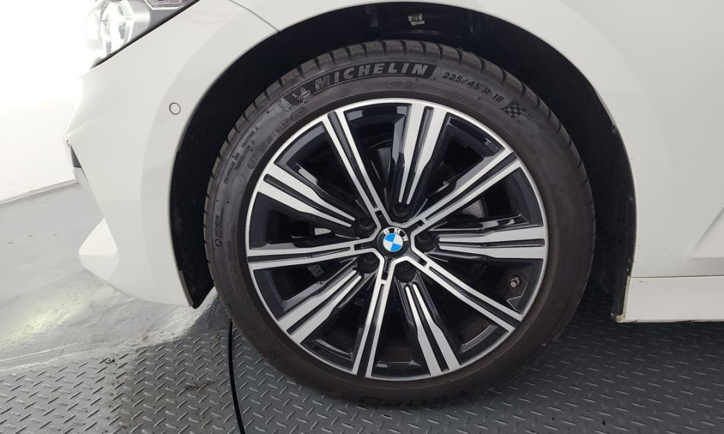 BMW 3-Series 320i, 2025