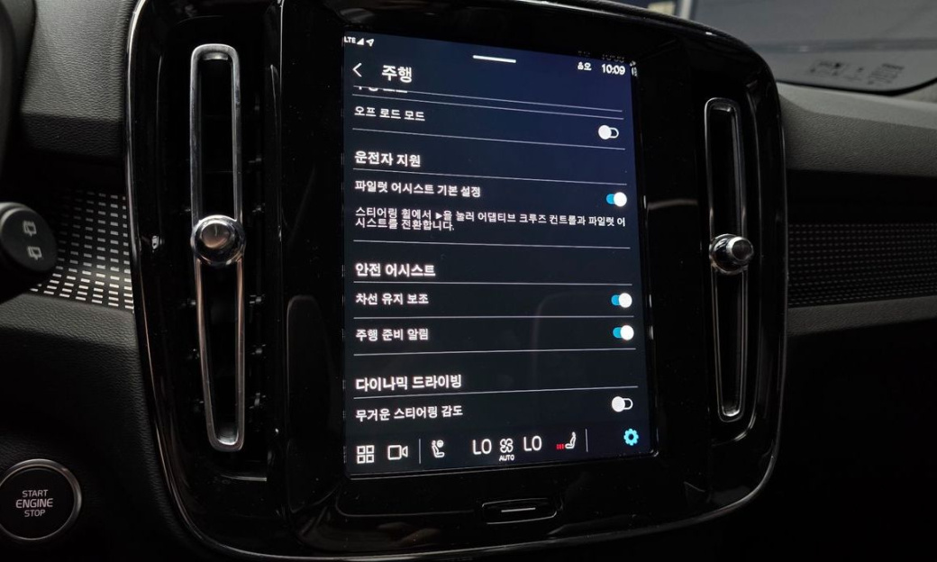 Volvo XC40 B4 Black Edition, 2025